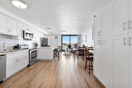 1800 Collins Ave