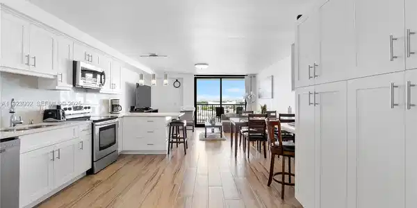 1800 Collins Ave