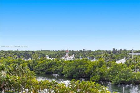 10 Edgewater Dr