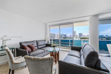 900 Bay Dr