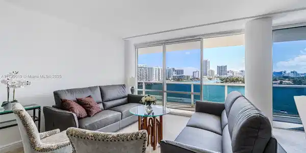 900 Bay Dr