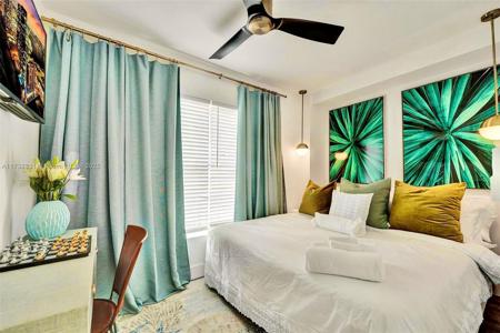 100 Collins Ave