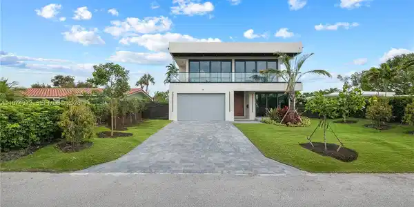 255 Capri Ave