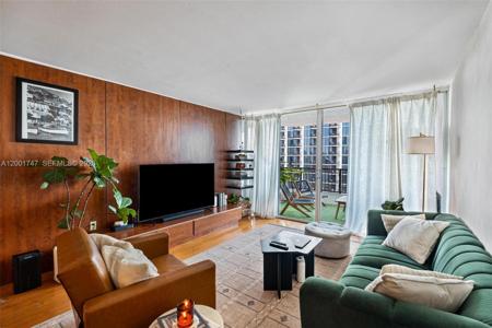 555 NE 15th St