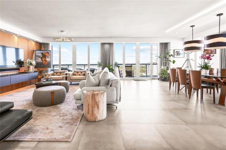 10 Venetian Way