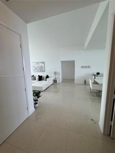 16001 Collins Ave