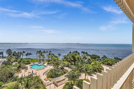 2 Grove Isle Dr