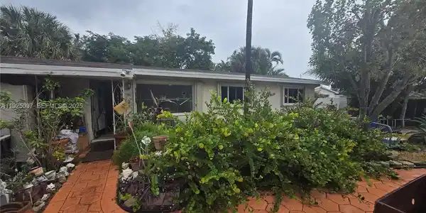 906 NE 23rd Ter