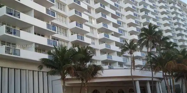 100 Lincoln Rd