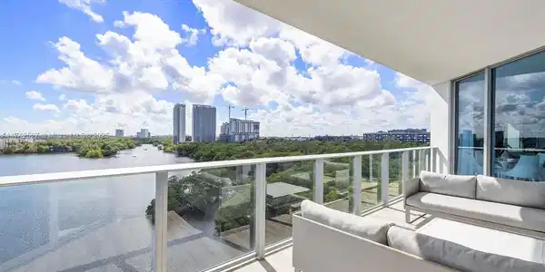 17111 Biscayne Blvd