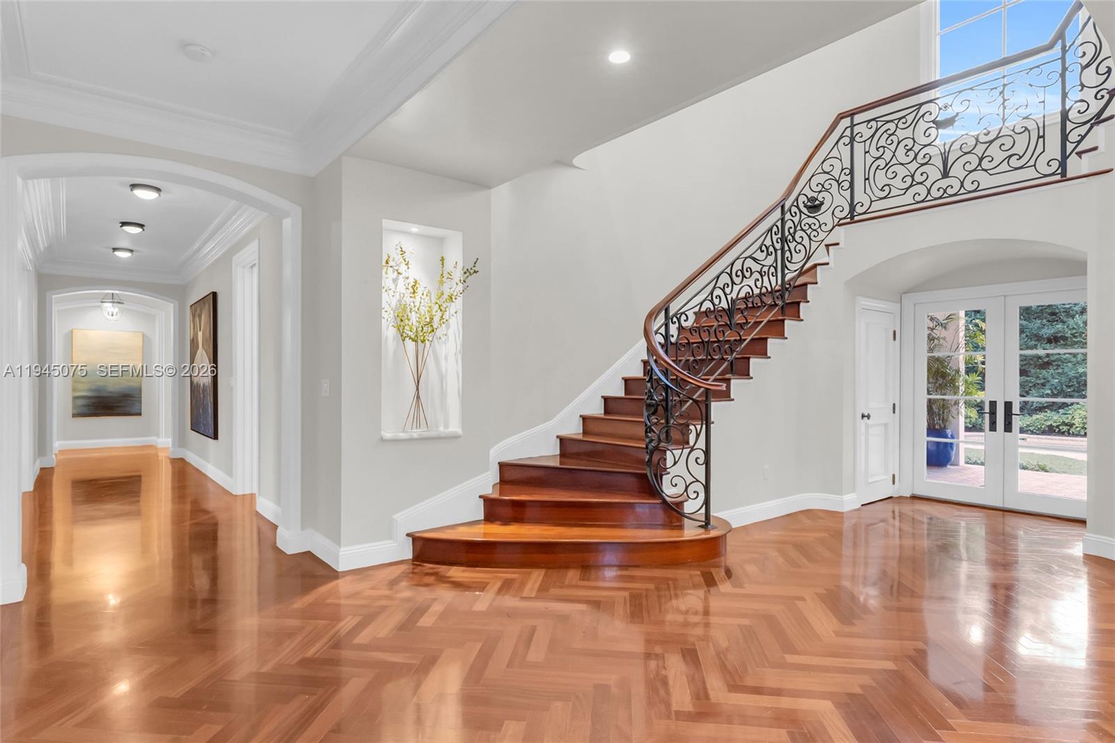 Image 4: Foyer