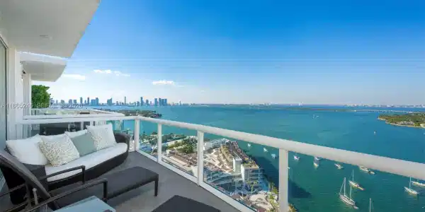 10 VENETIAN WAY