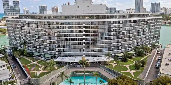 900 Bay Dr