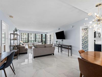 5225 Collins Ave