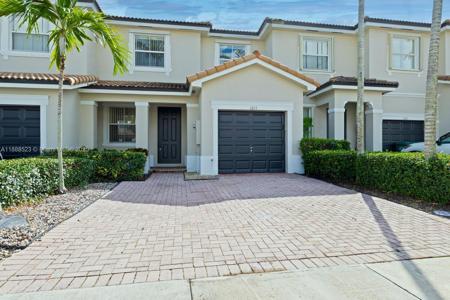1015 NE 41st Pl