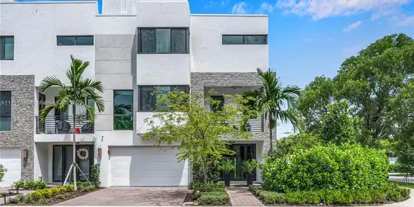604 NE 15th Ave