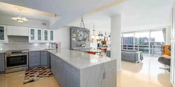 900 Bay Dr