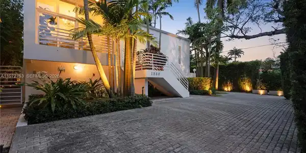1880 S Bayshore Dr