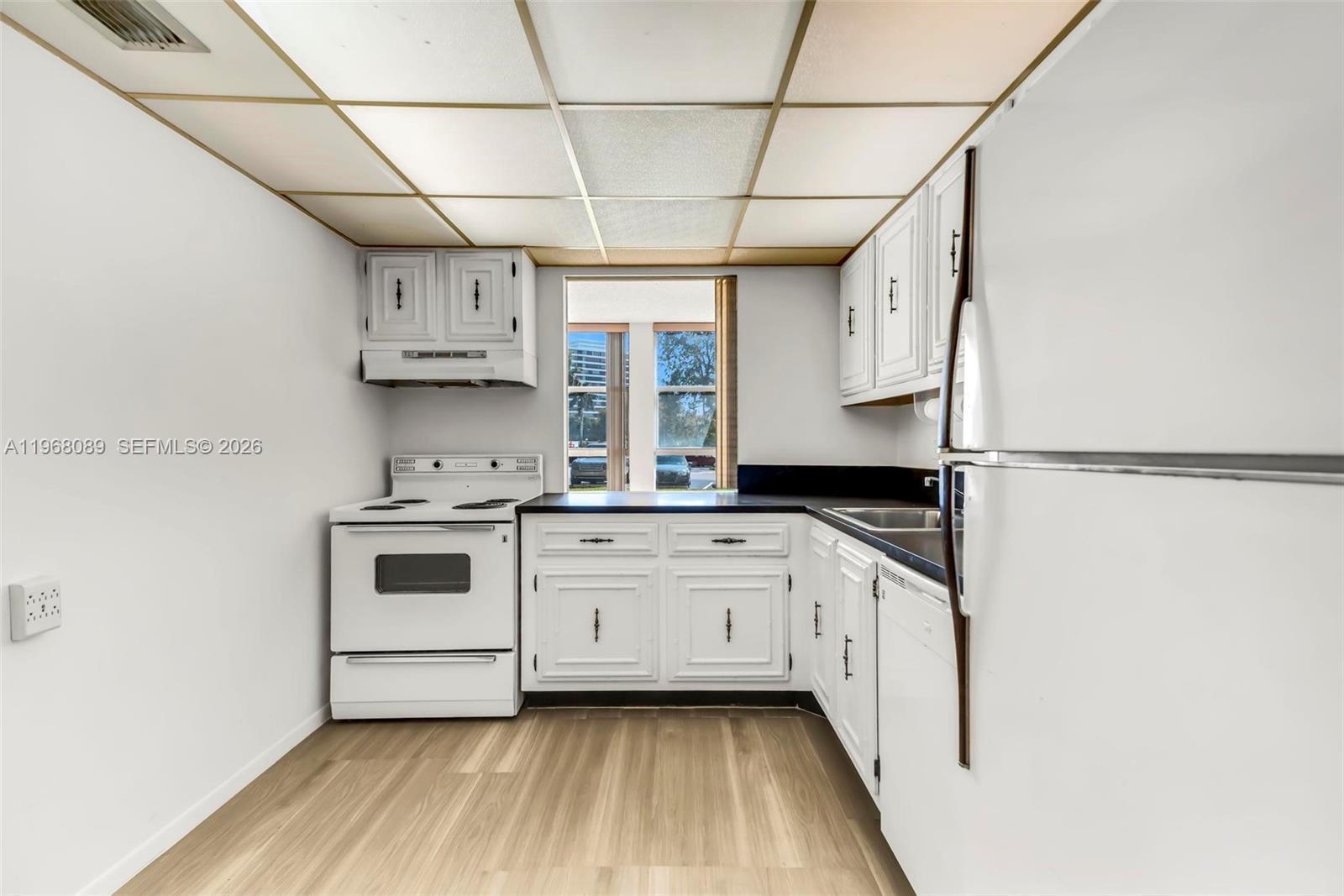 Image 4: Kitchen