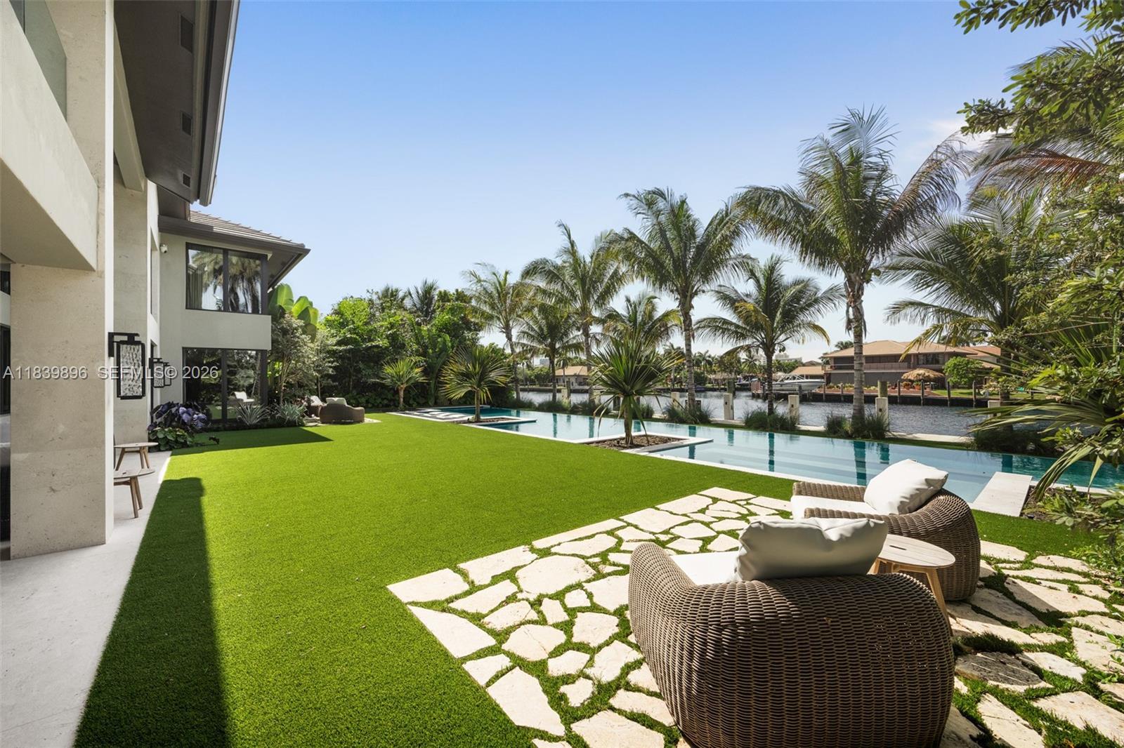 Image 3: Outdoor sitting area