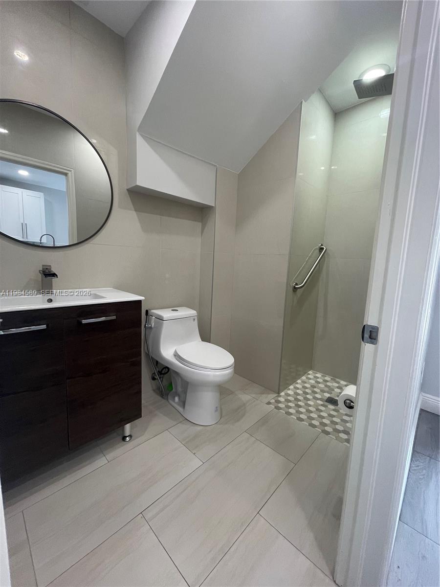 Image 3: Full Downstairs Bathroom