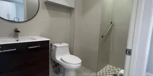 Image 3: Full Downstairs Bathroom