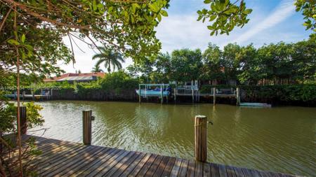 2135 Island Dr