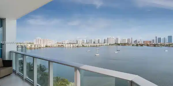 17111 Biscayne Blvd