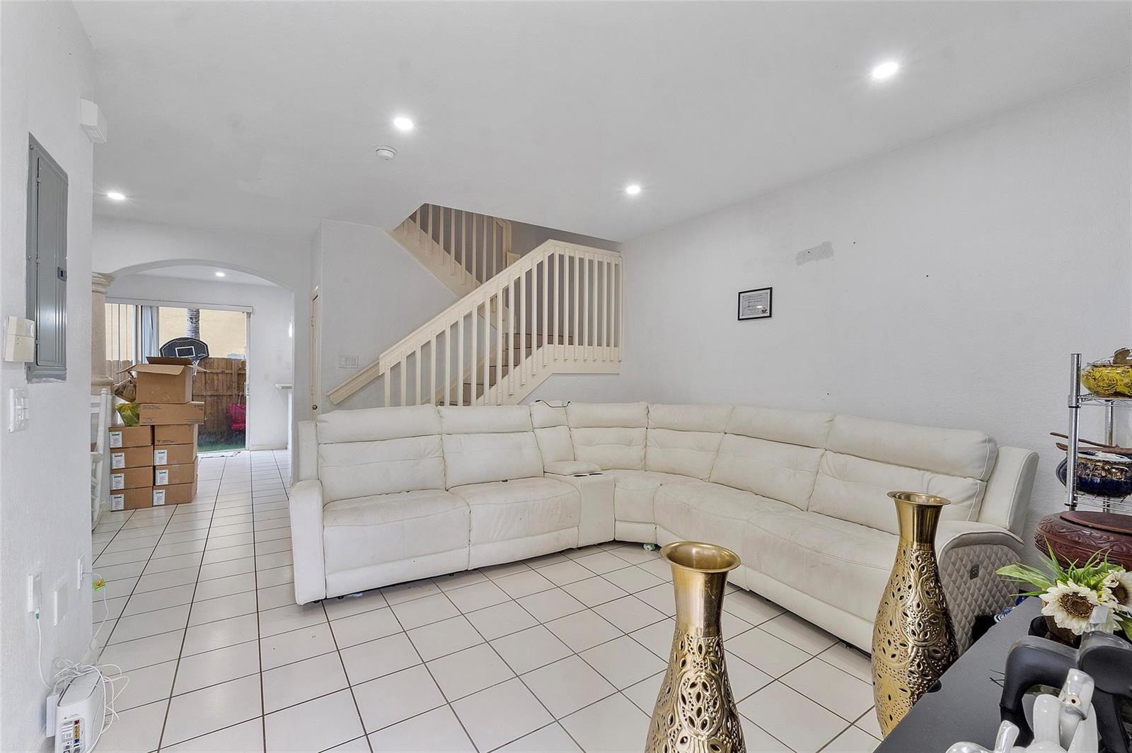 Image 4: LIVING ROOM