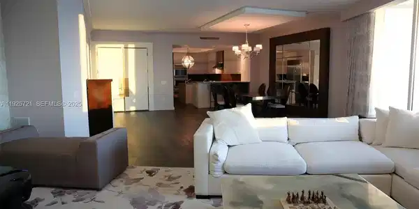 Image 4: Living Room