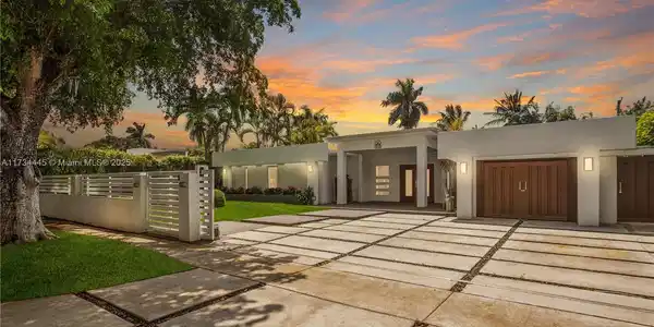 2110 Alamanda Dr