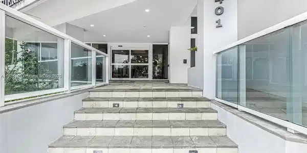 2401 Collins Ave