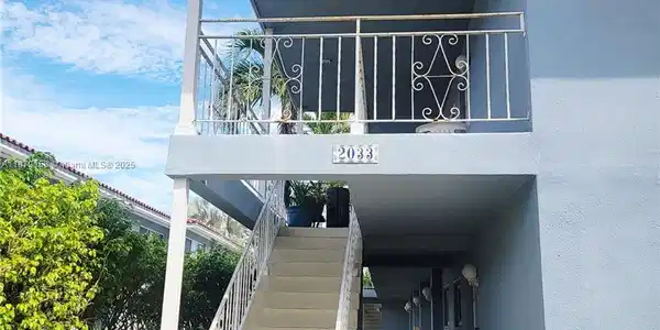 2033 Calais Dr