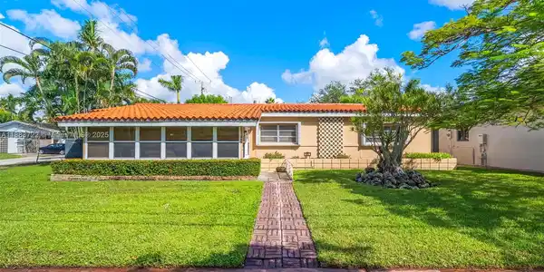 995 S Shore Dr
