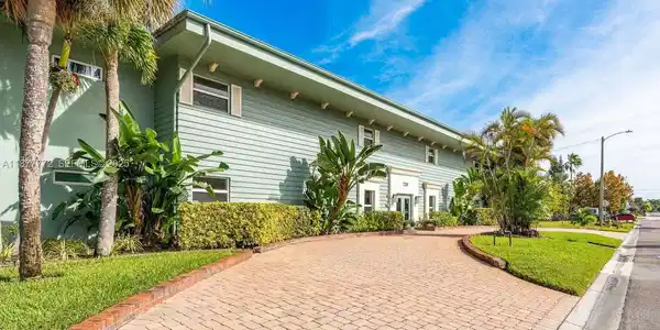 220 COLUMBIA DR