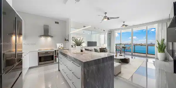 2020 N Bayshore Dr