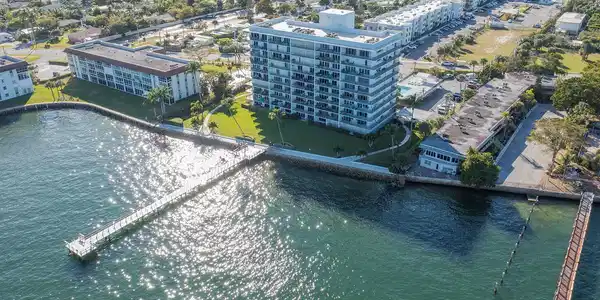 3040 Lake Shore