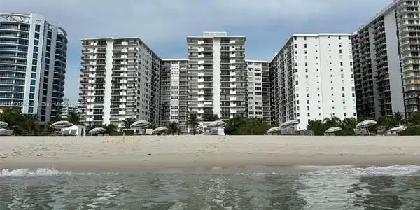 6039 Collins Ave