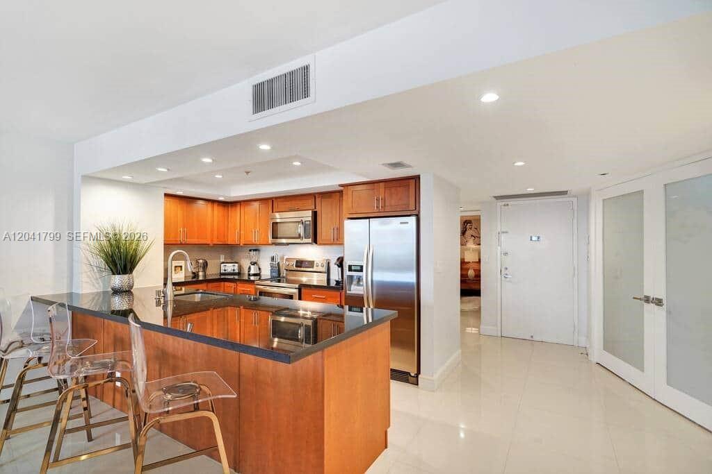 Image 4: bar stools counter