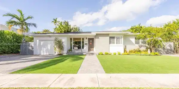 2045 Alamanda Dr
