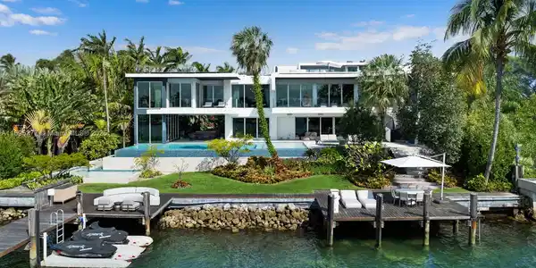 370 S Hibiscus Dr