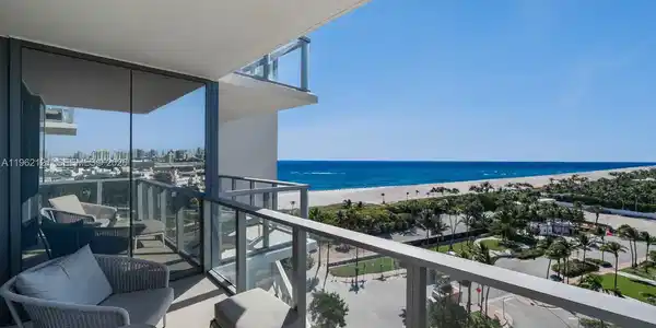2201 Collins Ave