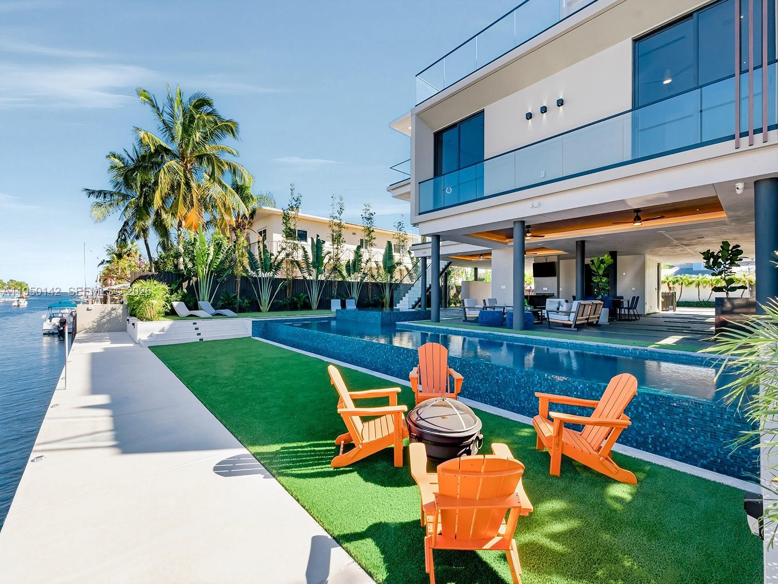 Image 3: Infinity-edged pool