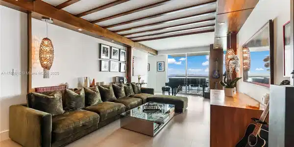 10 Venetian Way