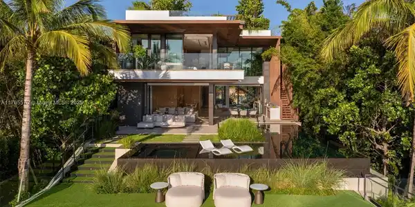 220 W Dilido Dr