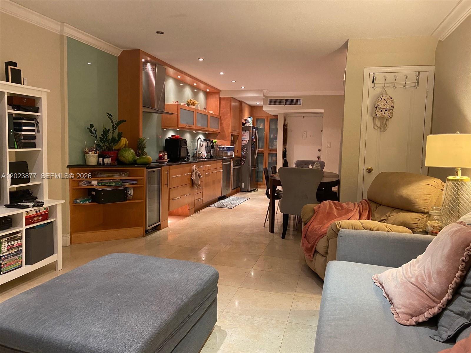 Image 4: Living room