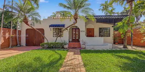 3233 Crystal Ct
