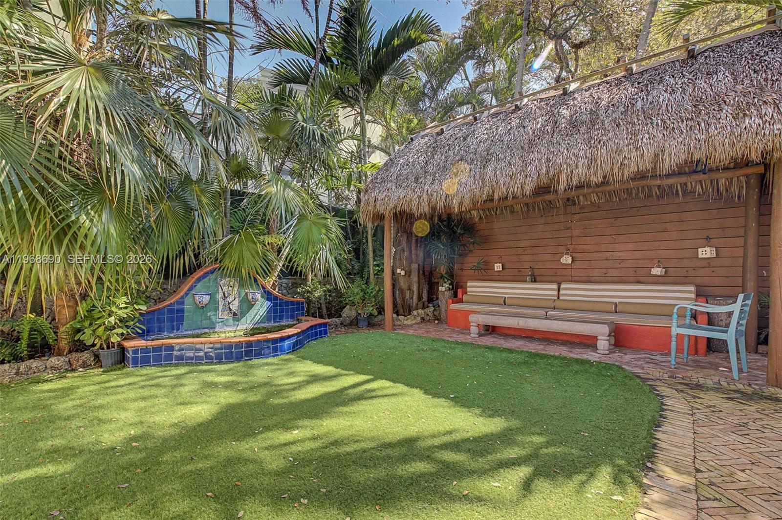 Image 3: Cheeky hut / Palapa