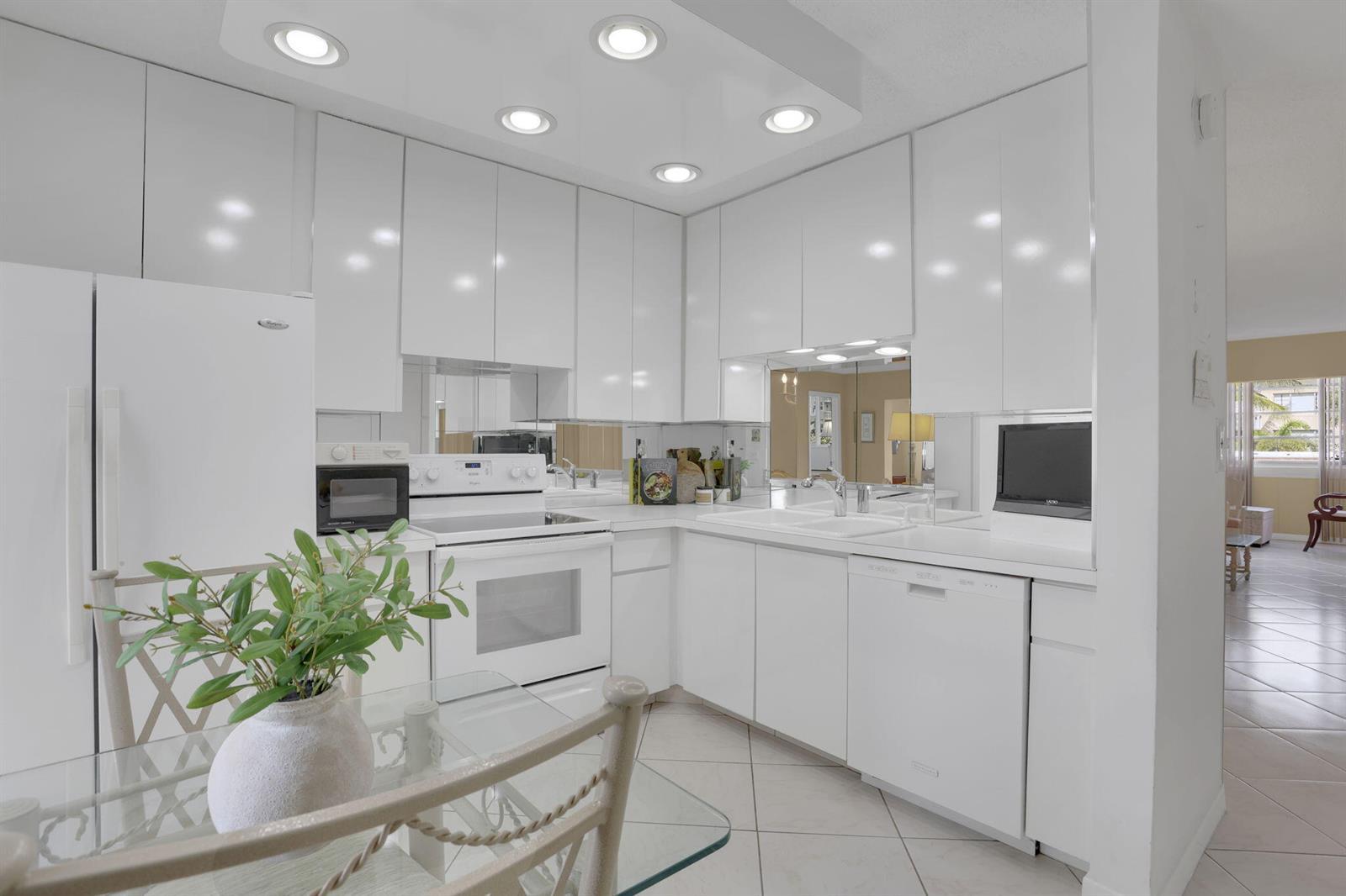 Image 4: Kitchen