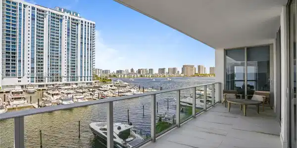 17111 Biscayne Blvd